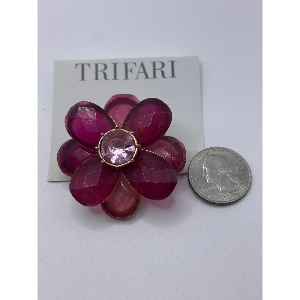 Trifari‎ Pink Flower Brooch Gold Tone Magenta Fuchsia Petal Rhinestone Vintage